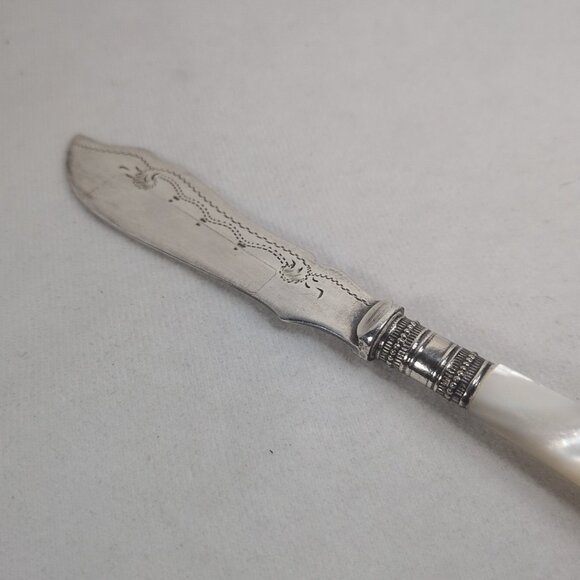 Vintage Mother Of Pearl Handle 6" Fancy Fish Butter Knife Unmarked - Picture 10 of 10